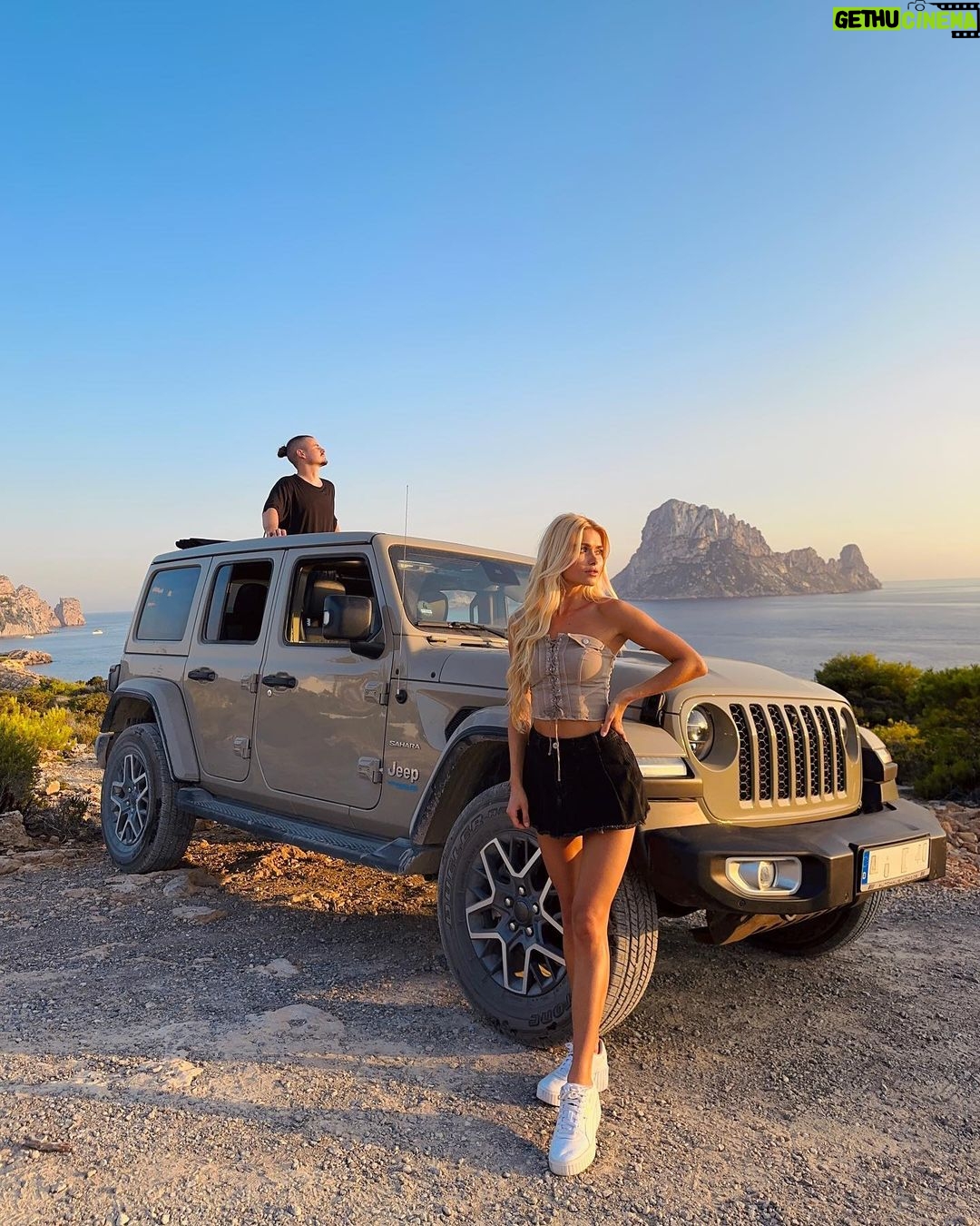 Pamela Reif Instagram - Anzeige I Uhhhh we got Dennis in front of the lense - das klappt einmal im Schaltjahr 🌞 maybe because he’s the main driver of this dusty colored baby 🚖 I’m always the one to say „you drive - I need to be on my phone“ hohoooo. In any case: we’ve never shown you our Ibiza car 🤓 We went for a @jeep Wrangler Sahara, with a panorama roof & the best color I could imagine on this dusty island. Going fast is not the main argument here - gliding elegantly over rocks and wannabe-streets, a Wrangler was almost a no brainer. It was love at first pothole (Schlagloch) 💌 Wir haben ihn genau so bei @autohauskoenig_de gefunden 🫶🏼 @jeep_deutschland #wrangler #jeep #ibiza #siblings #summer Ibiza, Spain