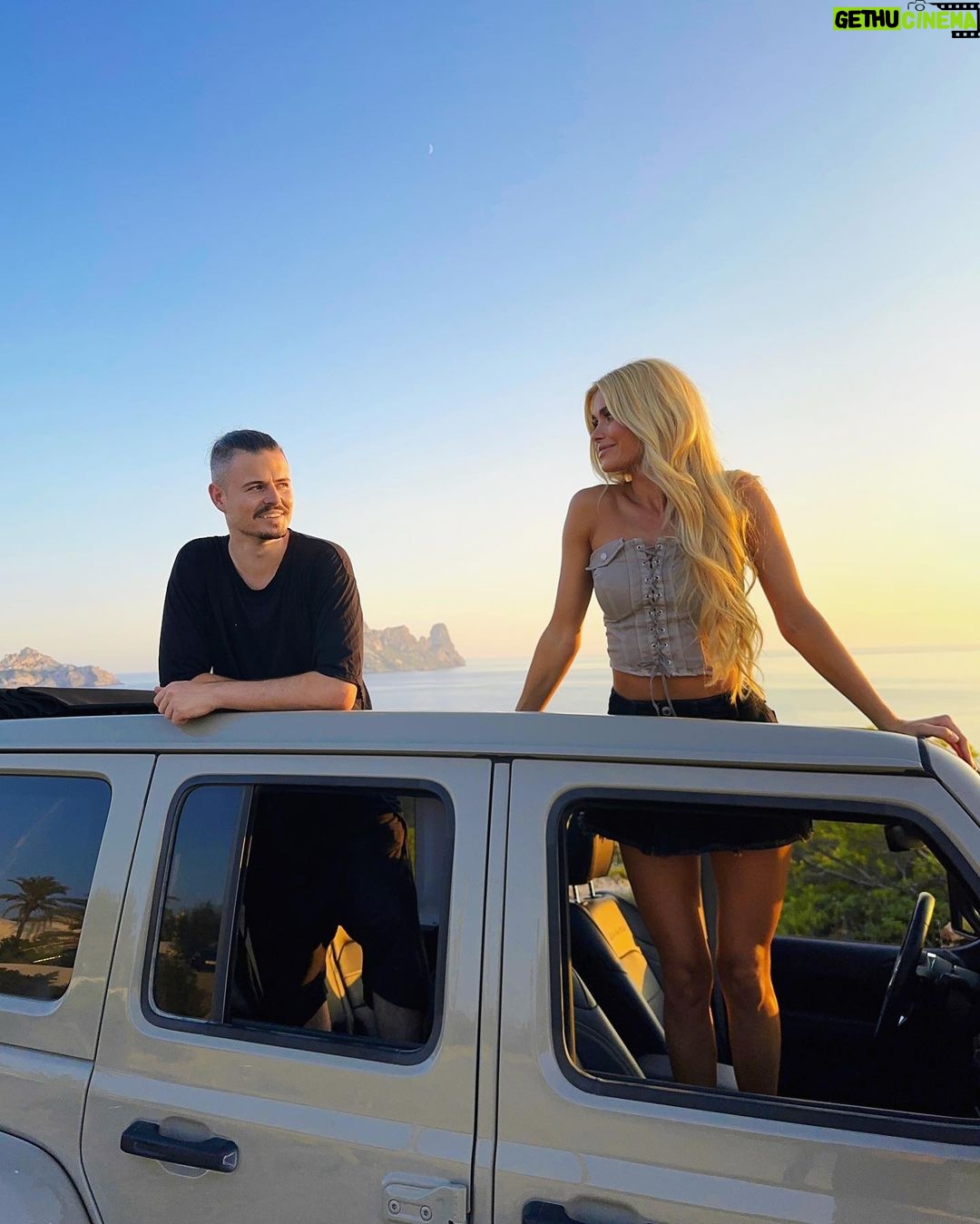 Pamela Reif Instagram - Anzeige I Uhhhh we got Dennis in front of the lense - das klappt einmal im Schaltjahr 🌞 maybe because he’s the main driver of this dusty colored baby 🚖 I’m always the one to say „you drive - I need to be on my phone“ hohoooo. In any case: we’ve never shown you our Ibiza car 🤓 We went for a @jeep Wrangler Sahara, with a panorama roof & the best color I could imagine on this dusty island. Going fast is not the main argument here - gliding elegantly over rocks and wannabe-streets, a Wrangler was almost a no brainer. It was love at first pothole (Schlagloch) 💌 Wir haben ihn genau so bei @autohauskoenig_de gefunden 🫶🏼 @jeep_deutschland #wrangler #jeep #ibiza #siblings #summer Ibiza, Spain