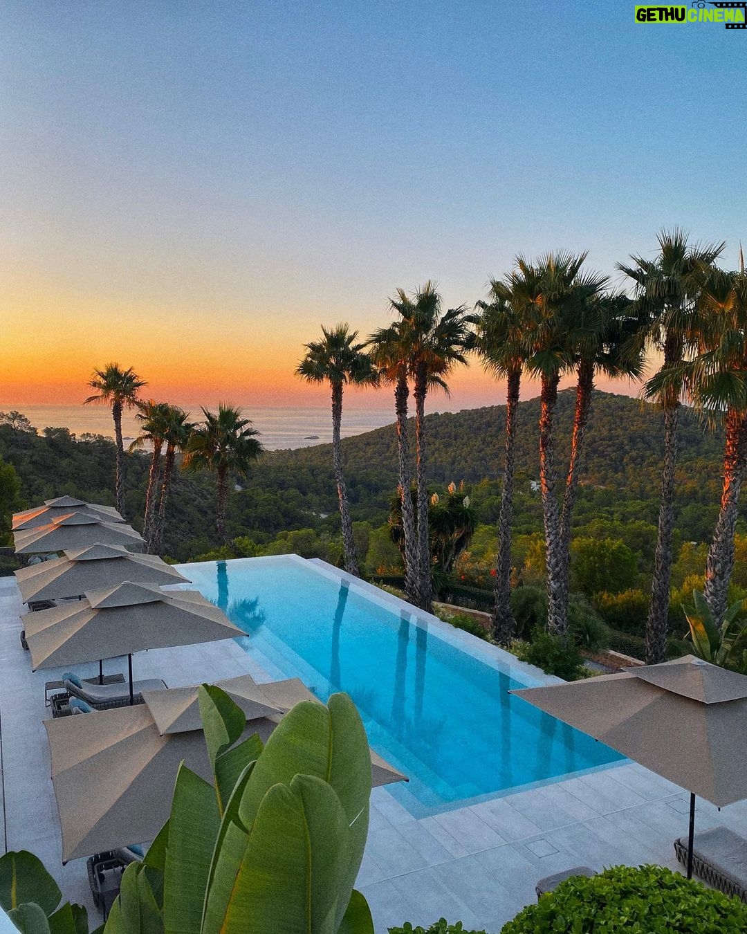 Pamela Reif Instagram - Anzeige | 10 photos of the last 5 days 🌴 we prepared the launch of @ela.beauty (5 days left for pre-access, 2 weeks for the main one 🥹) and were supeeeer motivated from sunrise till sunset. We stayed at @thewaveibiza and used every angle of this ginormous and beautiful villa 🕺🏼 Can’t wait to show you more, I’ll sort my 1200 BTS videos (really) and post bit by bit 🤓👀 PS: you’ll get lots of mama reif content soooooon👩👦 📍@thewaveibiza #elabeauty #elanaturalbeauty #haircare #launchingsoon #pamelareif The Wave Ibiza