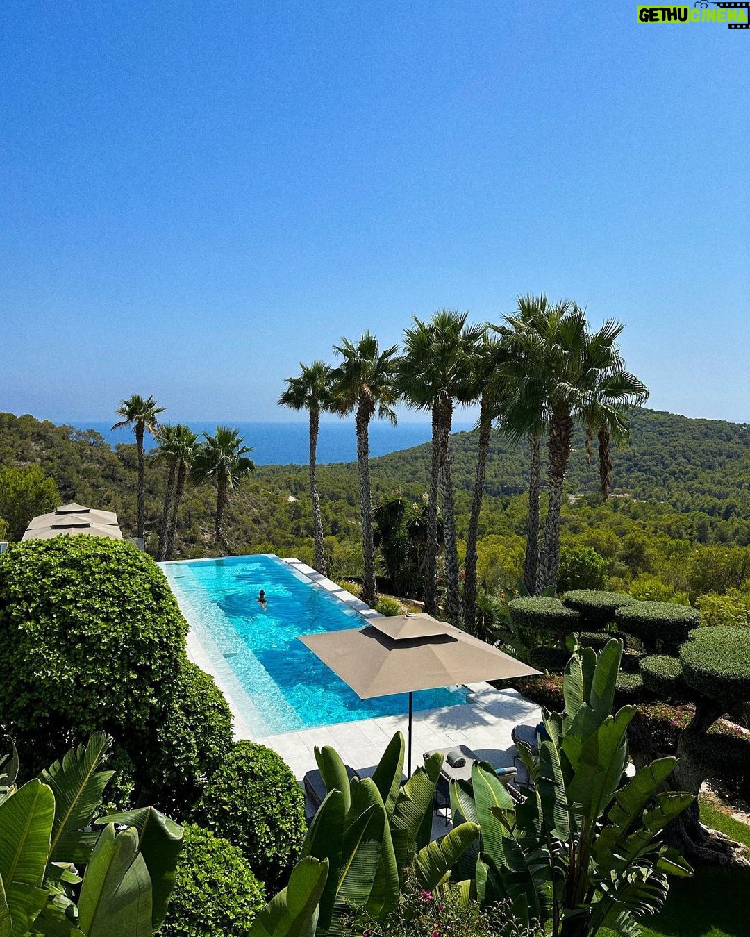 Pamela Reif Instagram - Anzeige | 10 photos of the last 5 days 🌴 we prepared the launch of @ela.beauty (5 days left for pre-access, 2 weeks for the main one 🥹) and were supeeeer motivated from sunrise till sunset. We stayed at @thewaveibiza and used every angle of this ginormous and beautiful villa 🕺🏼 Can’t wait to show you more, I’ll sort my 1200 BTS videos (really) and post bit by bit 🤓👀 PS: you’ll get lots of mama reif content soooooon👩👦 📍@thewaveibiza #elabeauty #elanaturalbeauty #haircare #launchingsoon #pamelareif The Wave Ibiza