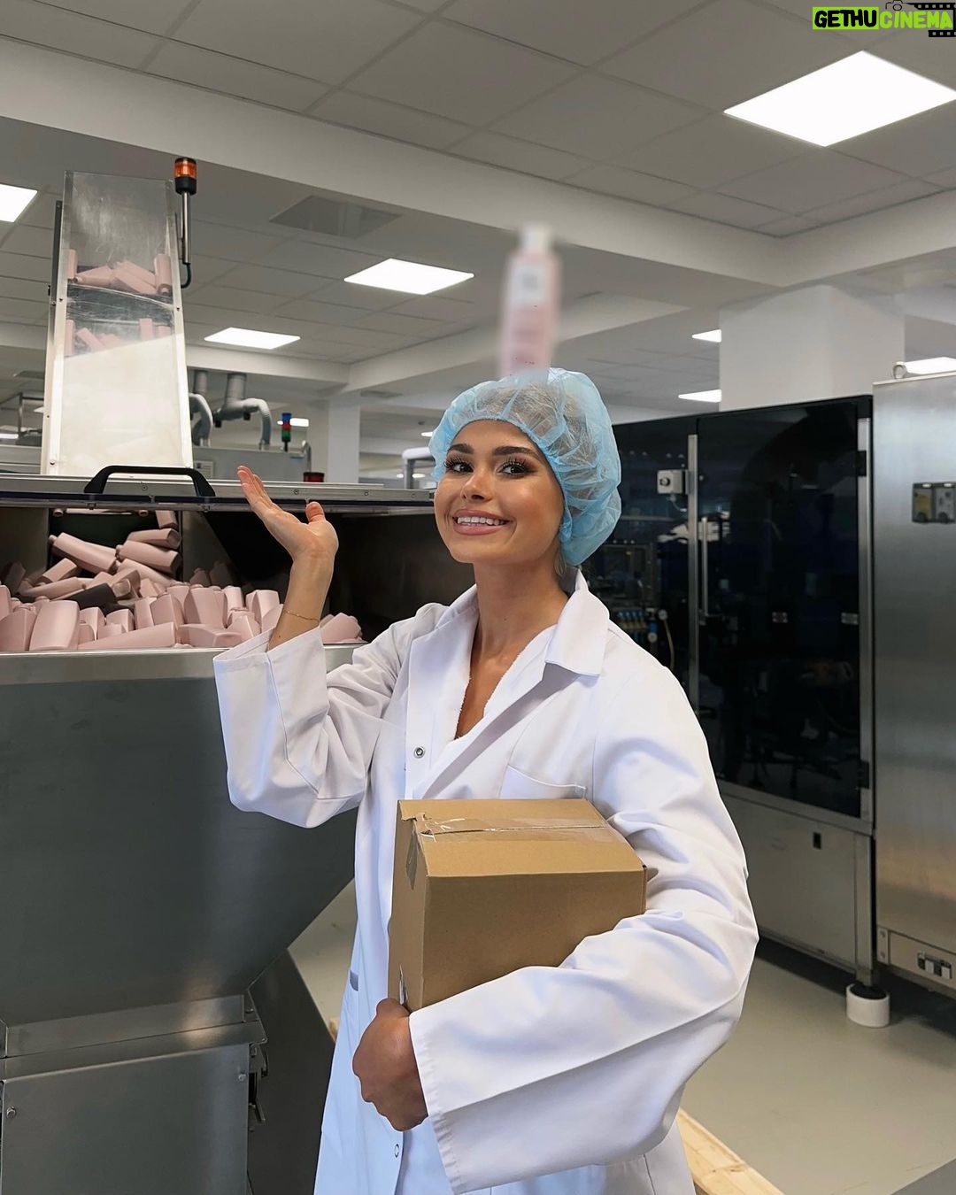 Pamela Reif Instagram - π Have you already signed up for my @ela.beauty newsletter? π I will send out the next one on Sunday - talking more about why I called my brand βΓ©laβ, the connection to my mom & what it means to me. PS: if you sign up, you also have the chance to be one of 10.000 people who can place an order a couple of days earlier than the rest & therefore receive your package as the verrrrry first one π π¬ #ela #elanaturalbeauty #comingsoon #pamelareif