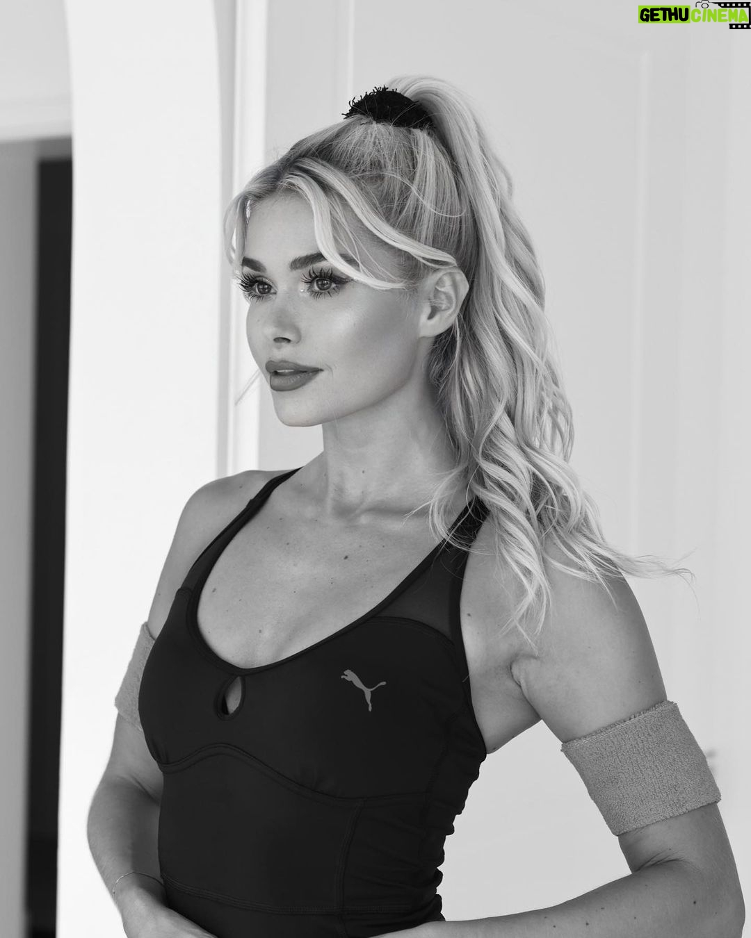 Pamela Reif Instagram - Gangster Version 🥸👀 how many times should we include the new workout in the plans next week? I tend to 3 times and have Sweaty Endorphins as an alternative buuuuuuutt in the end you know where to click to find it 😂😂 I arrived on Ibiza & can’t wait for summer on this island 🥹🤤🤤 next week is a bit more chill for me and I am 10/10 excited for it! I tried writing my usual “weekly to do list” and because of some unplanned reasons I already finished most of it last week 😮💨 it’s almossssssst kind of empty #cantbelieveit 🫣🫣🫣 Have a wonderful Sunday xxxx #dance #workout #mood #gangster #pamelareif #barbie
