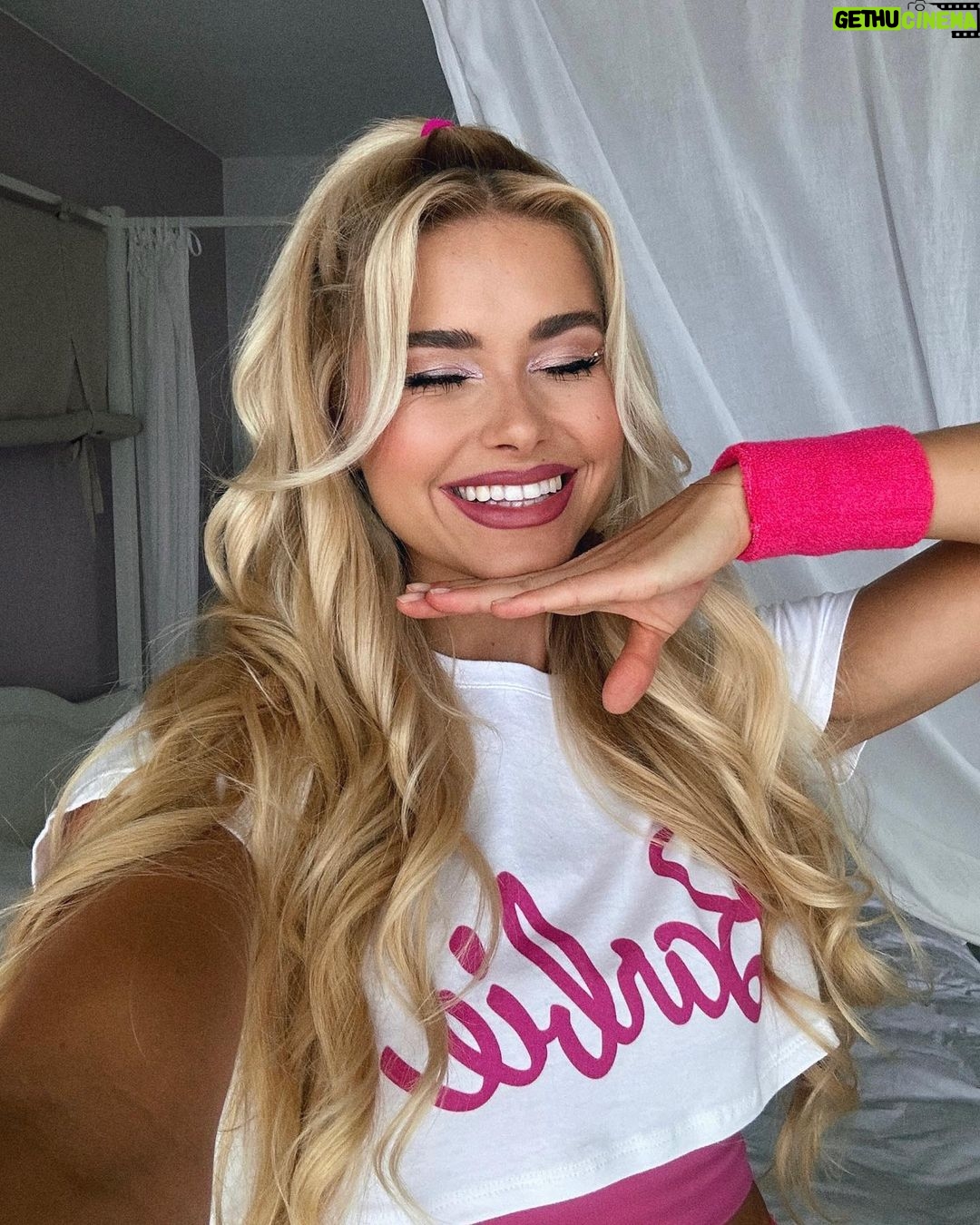 Pamela Reif Instagram - YAY the new dance workout is here!! 🕺🏼🤓💖🫶🏼 this was my hair & make up when filming it ✨I already saw so much beautiful feedback - swipe to read! 🥹 Which mood is your fave? Happy, Ken, cute Power, Latin or Gangster? And did you see the outfit change coming? 😂😂😂 #barbie #new #workout #dance #pamelareif New Video