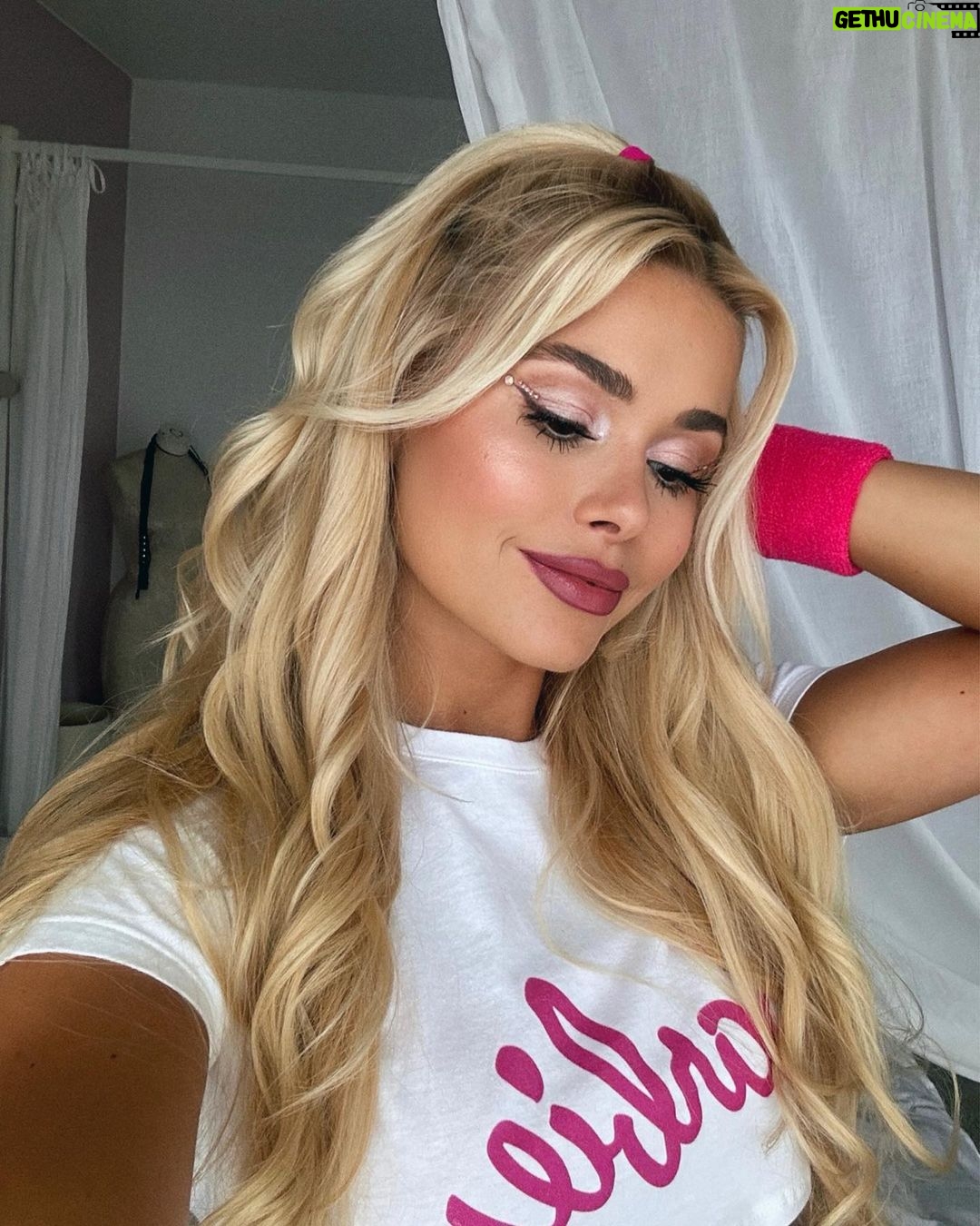Pamela Reif Instagram - YAY the new dance workout is here!! πΊπΌπ€ππ«ΆπΌ this was my hair & make up when filming it β¨I already saw so much beautiful feedback - swipe to read! π₯Ή Which mood is your fave? Happy, Ken, cute Power, Latin or Gangster? And did you see the outfit change coming? πππ #barbie #new #workout #dance #pamelareif New Video