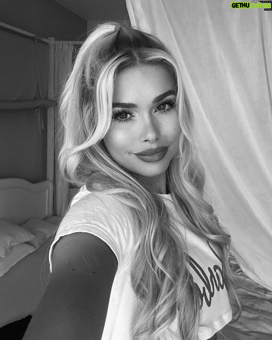Pamela Reif Instagram - YAY the new dance workout is here!! πΊπΌπ€ππ«ΆπΌ this was my hair & make up when filming it β¨I already saw so much beautiful feedback - swipe to read! π₯Ή Which mood is your fave? Happy, Ken, cute Power, Latin or Gangster? And did you see the outfit change coming? πππ #barbie #new #workout #dance #pamelareif New Video