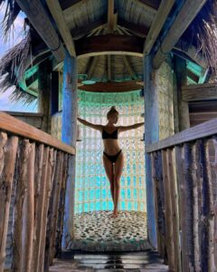 Pamela Reif Instagram - anzeige | the shower of my dreams 🌴🥲 starting our final 2 weeks & mom and me are literally in heavennnn 💭 have you seen the room tour? @maledivenreisen - thank you for helping us choose the best of the best and organizing everything without us worrying about a thinggggg 💕 📍@gili.lankanfushi #maldives #paradise #onewayticket #wouldbenice Gili Lankanfushi, Maldives
