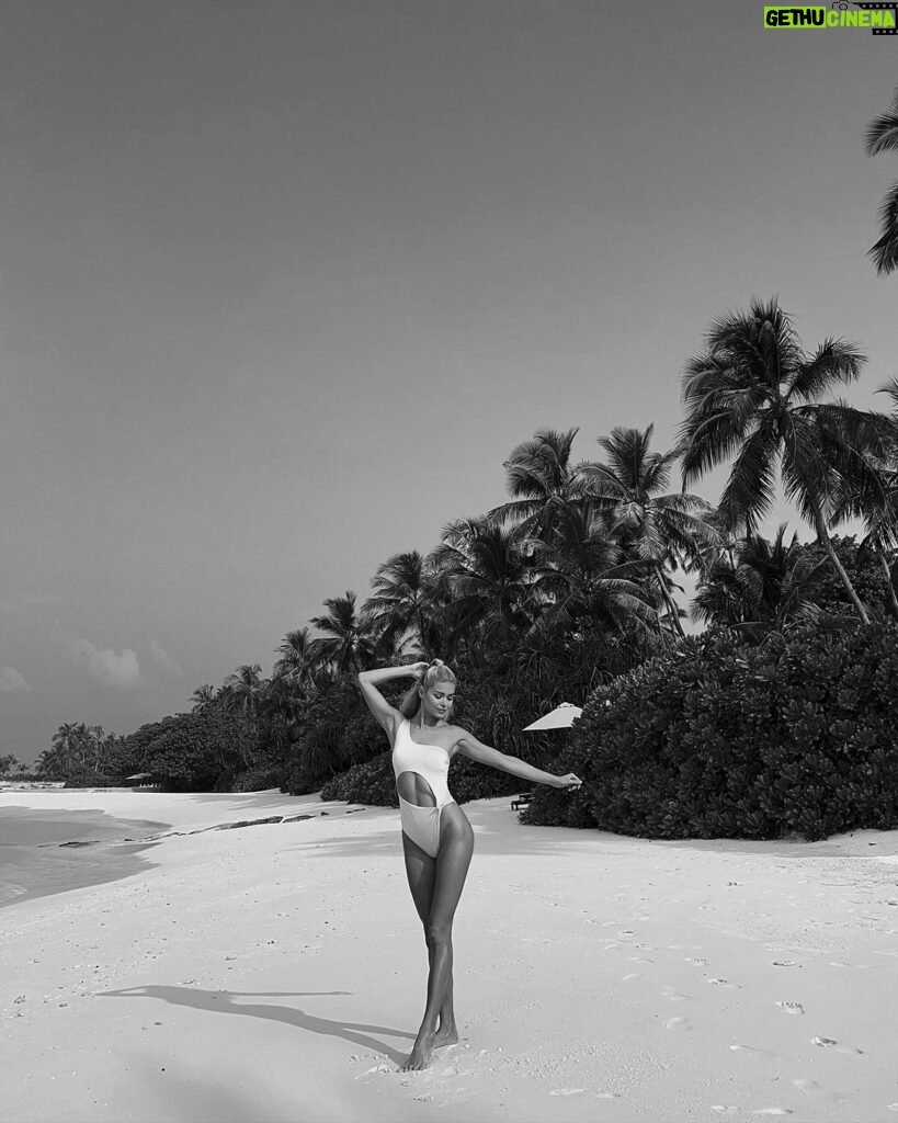Pamela Reif Instagram - 🌴 palm trees are named for their leaves’ similarity to the fingers of a large hand 🖐🏼🥲 did you know that or was your mind just blown away by a Maldivian breeze of knowledge? 💨 Maldives