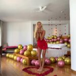 Pamela Reif Instagram - anzeige | week 2 - photo dump incl. my breathtaking… 🔥 1 - sunset yoga, literally on the edge 2 - a heart in the sky 🥹 3 - favorite moment from my private yoga session 🤣🤣🤣🤣🤣🤣🤣 4 - Valentine’s Day surprise 🌹 5 - a monster grabbing my booty shadow 🍑 6 - 🥵 that’s my breathtaking mom!! 7 - me at an art painting class 🎨👀 the story on how I made this picture is in my highlights! 8 - shooting a new recipe: Almond Flax Bread | keto, low carb, no flour 🍞 up in the #PamApp next weekend! 9 - breakfast view 10 - mom looking like a Greek goddess for… Japanese dinner 😂♥️ ___ 📍@amillamaldives, via my favorite @maledivenreisen 🌴 #photodump #family #maldives Amilla Maldives