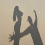 Pamela Reif Instagram - anzeige | week 2 - photo dump incl. my breathtaking… 🔥 1 - sunset yoga, literally on the edge 2 - a heart in the sky 🥹 3 - favorite moment from my private yoga session 🤣🤣🤣🤣🤣🤣🤣 4 - Valentine’s Day surprise 🌹 5 - a monster grabbing my booty shadow 🍑 6 - 🥵 that’s my breathtaking mom!! 7 - me at an art painting class 🎨👀 the story on how I made this picture is in my highlights! 8 - shooting a new recipe: Almond Flax Bread | keto, low carb, no flour 🍞 up in the #PamApp next weekend! 9 - breakfast view 10 - mom looking like a Greek goddess for… Japanese dinner 😂♥️ ___ 📍@amillamaldives, via my favorite @maledivenreisen 🌴 #photodump #family #maldives Amilla Maldives