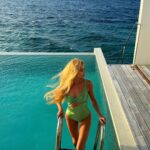 Pamela Reif Instagram - anzeige | free like a birrddddd 🦚 week 2 with my mom on the Maldives and here is what changed for the better already: 1) after 10 (?) years I go to bed before midnight! I’m so proud hahaaaaa 2) we naturally (without an alarm) wake up at 06:30 and feel fit - also amazingggg 3) I work on my laptop in the morning or during the afternoon & finish all the main priorities even before breakfast. No pushing it until the evening 4) we play card games with „deep + fun family questions“ at dinner, to talk about things we’ve maybe never talked about. Highly recommend!! xxxx to be continued 📍@amillamaldives, via my go-to Maldives agency and experts @maledivenreisen 🌴 #familytime #sunset #happiness #maldives Amilla Maldives