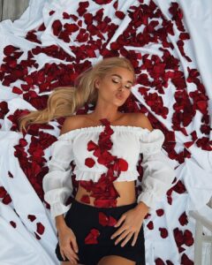 Pamela Reif Instagram - Happy Valentine’s Day 🥀 may your heart be filled with love or your tummy with chocolate today ♥️