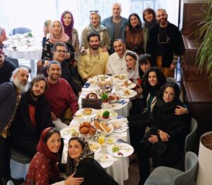 Pantea Panahiha Instagram - ما با هم در این/جا و آن/جا خوشیم .
@injamasterclass 
@latelierdeshahrzad 
سخت بود ننویسم که این جمع رو به چه قشنگی کنار هم جمع کردی صابر دردونه ی عزیز با یک نامه که جاش توی این عکسا خالیه و تو  بلدی خوب غافلگیر کنی و چقدر میچسبه همیشه ! 
ممنون ازت که کنار مایی و برای ما لحظه های ناب زیادی میسازی و همهی اینا بخاطر وجود توئه🤍
@saberabar saberabar