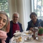 Pantea Panahiha Instagram - ما با هم در این/جا و آن/جا خوشیم . @injamasterclass @latelierdeshahrzad سخت بود ننویسم که این جمع رو به چه قشنگی کنار هم جمع کردی صابر دردونه ی عزیز با یک نامه که جاش توی این عکسا خالیه و تو بلدی خوب غافلگیر کنی و چقدر میچسبه همیشه ! ممنون ازت که کنار مایی و برای ما لحظه های ناب زیادی میسازی و همهی اینا بخاطر وجود توئه🤍 @saberabar saberabar