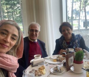 Pantea Panahiha Instagram - ما با هم در این/جا و آن/جا خوشیم .
@injamasterclass 
@latelierdeshahrzad 
سخت بود ننویسم که این جمع رو به چه قشنگی کنار هم جمع کردی صابر دردونه ی عزیز با یک نامه که جاش توی این عکسا خالیه و تو  بلدی خوب غافلگیر کنی و چقدر میچسبه همیشه ! 
ممنون ازت که کنار مایی و برای ما لحظه های ناب زیادی میسازی و همهی اینا بخاطر وجود توئه🤍
@saberabar saberabar