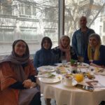 Pantea Panahiha Instagram - ما با هم در این/جا و آن/جا خوشیم . @injamasterclass @latelierdeshahrzad سخت بود ننویسم که این جمع رو به چه قشنگی کنار هم جمع کردی صابر دردونه ی عزیز با یک نامه که جاش توی این عکسا خالیه و تو بلدی خوب غافلگیر کنی و چقدر میچسبه همیشه ! ممنون ازت که کنار مایی و برای ما لحظه های ناب زیادی میسازی و همهی اینا بخاطر وجود توئه🤍 @saberabar saberabar