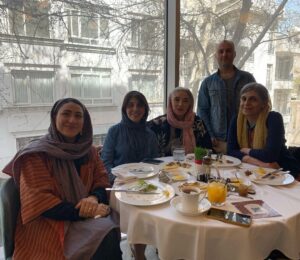 Pantea Panahiha Instagram - ما با هم در این/جا و آن/جا خوشیم .
@injamasterclass 
@latelierdeshahrzad 
سخت بود ننویسم که این جمع رو به چه قشنگی کنار هم جمع کردی صابر دردونه ی عزیز با یک نامه که جاش توی این عکسا خالیه و تو  بلدی خوب غافلگیر کنی و چقدر میچسبه همیشه ! 
ممنون ازت که کنار مایی و برای ما لحظه های ناب زیادی میسازی و همهی اینا بخاطر وجود توئه🤍
@saberabar saberabar
