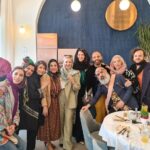 Pantea Panahiha Instagram - ما با هم در این/جا و آن/جا خوشیم . @injamasterclass @latelierdeshahrzad سخت بود ننویسم که این جمع رو به چه قشنگی کنار هم جمع کردی صابر دردونه ی عزیز با یک نامه که جاش توی این عکسا خالیه و تو بلدی خوب غافلگیر کنی و چقدر میچسبه همیشه ! ممنون ازت که کنار مایی و برای ما لحظه های ناب زیادی میسازی و همهی اینا بخاطر وجود توئه🤍 @saberabar saberabar