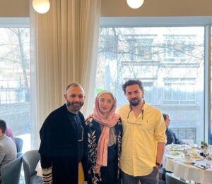 Pantea Panahiha Instagram - ما با هم در این/جا و آن/جا خوشیم .
@injamasterclass 
@latelierdeshahrzad 
سخت بود ننویسم که این جمع رو به چه قشنگی کنار هم جمع کردی صابر دردونه ی عزیز با یک نامه که جاش توی این عکسا خالیه و تو  بلدی خوب غافلگیر کنی و چقدر میچسبه همیشه ! 
ممنون ازت که کنار مایی و برای ما لحظه های ناب زیادی میسازی و همهی اینا بخاطر وجود توئه🤍
@saberabar saberabar