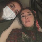 Pantea Panahiha Instagram - زهرا جانم دختر صبور و عزیز با گوهری به یاد روزها و شبهای خاتون 🤗 جای تینا خانوم که سر صحنه است خالیه 🤍 #خاتون #پانته_آ_پناهیها #زهرافردی_پور #گریم #روز_گریم_مبارک