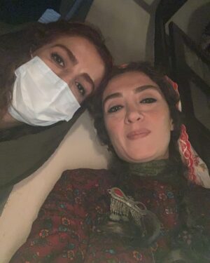 Pantea Panahiha Instagram - زهرا جانم دختر صبور و عزیز با گوهری 
به یاد روزها و شبهای خاتون 🤗
جای تینا خانوم که سر صحنه است خالیه 🤍
#خاتون  #پانته_آ_پناهیها #زهرافردی_پور #گریم #روز_گریم_مبارک