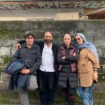 Pantea Panahiha Instagram - لیلای عزیزم لیلای زیبا لیلای خوشدل زمان زیادی از زیر اسمون انزلی بودنون ، از کودکانگی هات، سرشار از زندگی و عشق بودنهات ، و مایی که در کنار تو مدام به وجد می اومدیم،،، نگذشته فرشته خانوم . شک ندارم که زندان رو برای خودت مثل بیرون پر از زندگی میکنی ، شاید ادمهای اونجا به تو نیاز دارن که تو اونجایی چون قطعن جای تو زندان نیست ، دلتنگ تو میمونم تا بیایی بخندی عشق و زندگی پراکنی کنی زیر اسمون ها . لیلا همه چشم انتظارتیم 🤍 #جای_هنرمند_زندان_نیست #لیلا_نقدی_پری #معصومه_قاسمی_پور