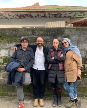 Pantea Panahiha Instagram - لیلای عزیزم 
لیلای زیبا 
لیلای خوشدل 
زمان زیادی از زیر اسمون انزلی  بودنون ،
از کودکانگی هات، 
سرشار از زندگی و عشق بودنهات ،
 و مایی که در کنار تو مدام به وجد می اومدیم،،، نگذشته فرشته خانوم .
شک ندارم که زندان رو برای خودت مثل بیرون پر از زندگی میکنی ، شاید ادمهای اونجا به تو نیاز دارن که تو اونجایی چون قطعن جای تو زندان نیست ، دلتنگ تو میمونم 
تا بیایی 
بخندی 
عشق و زندگی پراکنی کنی 
زیر اسمون ها .
لیلا همه چشم انتظارتیم 
🤍
#جای_هنرمند_زندان_نیست 
#لیلا_نقدی_پری 
#معصومه_قاسمی_پور