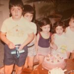 Pantea Panahiha Instagram - شروین همینجوری که تو این عکس قایم شده ، الانم قایم شده ! هر وقتم نبود قدیمترا انگار با ما بود همیشه جاشو خالی میکردیم، همه مون عاشق شروین بودیم، همه مون دلمون میخواست شروین همیشه باشه! عزیزی که حتی مگوها رو میشد بهش گفت و راحت و بی قضاوت ازش شنید. شروین؛ برادر و همدم و همراه و همیار و همپا و رفیق رفیق رفیقم روحت غرق نور و ارامش ! منو دعوت به موندن کردی تو دورانی که من اصرار به نبودن داشتم و الان رفتی ، سخته بدون تو . آرزوی تحمل ندیدنت برای همه مون که عزیزمونو از دست دادیم و بیشتر از همه برای مهسای نازم، ترلان و نیکان عزیزم ، پنبه جون ها (دایی حسین و نیر جونم ) ، ارش عزیزم و زویا جون . تسلیت به همه خونواده مون، همه دوستات و هر کس که تو رو میشناخت! شک ندارم صدای خنده هات همیشه تو گوشمونه. اروم بخواب برادر