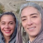 Pantea Panahiha Instagram - چقدر بلند بلند از ته دل ریسه رفتیم، چقدر خندیدیم و نگاه کردیم… چه گریه ها با هم کردیم، چقدر همدیگرو بغل کردیم و دلداری دادیم، با هم بزرگ شدیم، با هم زندگی کردیم، قهر و اشتی های یواشکی و تو دلی، جوری که حتی دو خواهر شاید با هم نکرده باشن ،،، مهم نیست که گاهی حتی همرو نمی بینیم چیزی که وصله بینمون خیلی قوی تر از دیدن بوده و هست. به دنیا اومدنت برام مبارکه مستانه عزیزم به اندازه ی تمام نگاههایی که بینمون رد و بدل شده و فکرای نزده ای که از سرمون عبور کرده برات ارامش و خوشی و سلامتی ارزو میکنم که لایق بهترینهایی تولدت مبارک مهااااجر 🤍🤍🤍🤍 یه عکس لای عکساست که چون مال قدیماس همیشه تو عکسای من و مستانه میزارم که یادمون بیاد! اگه کسی رو تو عکس بغل کردم از برادر نداشته نزدیک ترمه پس کسی یهو جوگیر نشه فامیلیامونم یکیه و چون مهمه گذاشتم یادآور روزهای عجیبیه هم برای من هم مستانه!