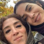 Pantea Panahiha Instagram - تینای خاتون برای من فراتر از خاتونه. خاتون کار بسیار سختی بود که با درایت و صبوری روح بزرگت ساخته شد با همه ی سنگ انداختنها و طمعها و بد قولیها و بی معرفتی هایی که غافلگیریهای خودش رو داشت اما گذروندی و گذشت. مطمئنم ازت که به نیمه ی پر لیوان همیشه نگاه کردی و درسای بزرگتو گرفتی، همه ی اینا میشه انرژی و انگیزه برای قدمهای بعدیت که جز رشد و توسعه چیز دیگه ای برات نداره بس که قشنگ به همه چی نگاه میکنی! خاتون که تموم شد با هزار حرف و حال نگفته ، اما چه چیزی مهمتر از تولد و وجود گوهر نابی مثل تو! تینای خاتون و خانوم من تینای رفیق و عزیز من تینای پاره تنم خواهرم با تو به هیچ نگفتنی فکر نمیکنم که راحت ترینی برای شنیدن مانا بمونی برای من و ما که در تاریخ موندگار شدی برای ایران . جسارتت، ایمانت و صبوریت و پشتکارتو سر لوحم قرار میدم برای ادامه ی زندگی ! کنار تو میشه راحت ترین بود بابت وجود نازنینت و هنر خلاقانت ازت ممنونم تولدت مبارک تینای قشنگ عکس گوهر و خالقش روز اخر فیلمبرداری نقش خاتون و در ادامه ۲ عکس دیگه از گروه نازنین که خوش بودند تا روز اخر سر کار که بخاطر وجود نازنین توئه! #خاتون #تیناپاکروان