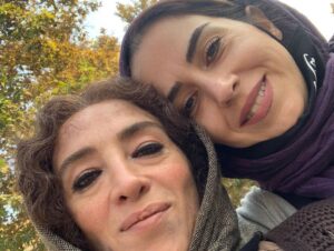 Pantea Panahiha Instagram - تینای خاتون برای من فراتر از خاتونه. خاتون کار بسیار سختی بود که با درایت و صبوری روح بزرگت ساخته شد با همه ی سنگ انداختنها و طمعها و بد قولیها و  بی معرفتی هایی که غافلگیریهای  خودش رو داشت اما گذروندی و گذشت. مطمئنم ازت که به نیمه ی پر لیوان همیشه نگاه کردی و درسای بزرگتو گرفتی، همه ی اینا میشه انرژی و انگیزه برای قدمهای بعدیت که جز رشد و توسعه چیز دیگه ای برات نداره بس که قشنگ به همه چی نگاه میکنی! 
خاتون که تموم شد با هزار حرف و حال نگفته ،
اما چه چیزی مهمتر از تولد و وجود گوهر نابی مثل تو!
تینای خاتون و خانوم من 
تینای رفیق و عزیز من 
تینای پاره تنم 
خواهرم 
با تو به هیچ نگفتنی فکر نمیکنم که راحت ترینی برای شنیدن 
مانا بمونی برای من و ما که در تاریخ موندگار شدی برای ایران .
جسارتت، ایمانت و صبوریت و پشتکارتو سر لوحم قرار میدم برای ادامه ی زندگی !
کنار تو میشه راحت ترین بود 
بابت وجود نازنینت  و هنر خلاقانت ازت ممنونم 
تولدت مبارک تینای قشنگ
عکس گوهر و خالقش روز اخر فیلمبرداری نقش خاتون و در ادامه ۲ عکس دیگه از گروه نازنین که خوش بودند تا روز اخر سر کار که بخاطر وجود نازنین توئه! 

#خاتون #تیناپاکروان