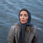 Pantea Panahiha Instagram - سلام چند وقته تو این وانفسا میخوام از چند نفر که بی چشم داشت و در نهایت مهر شخصی به من و گروه محترم گریم کمک کردند تا به طراحی سیامک احمدی عزیزم نزدیک بشیم تشکر کنم و نمیشد این تبلیغ نیست حداقل سپاسگزاری منه از کسایی نخواستن عکس تبلیغاتی براشون توی صفحه ام بزارم و به محدودیتهای من به عنوان بازیگر احترام کذاشتن نه اینکه تبلغ بد باشه مواجهه ما از روز‌ اول بر این اساس نبوده من دوست دارم دستمزد و هدیه ای به ادمها بابت لطف و هنر و کارشون پرداخت بشه اما این عزیزان همیشه من رو شرمنده ی سخاوت و بزرگ‌منش شون کردند! از عاطفه ی مهربون سرپرست آتیسا آکادمی برای فر موهام با مواد کاملن ارگانیک بدون اسیب و پرسناژ نازنیشون که با صبر و مهربونی من رو همراهی و از فر کردن هر روزه من و نازنین رو نجات دادند😅 @atisa.academy از مینا عزیزم و زهره ی مهربون در رشت و تهران که تحت هر شرایط نشدنی برای حفظ راکورد برای من مژه گذاشتند و مدام در ترمیمش همراهم بودند از وقتهای استراحتشون کذشتند و همیشه با مهر من رو پذیرفتن @myna_eyelash @extension.by.zohreh همینطور از عسل عرب زاده ی نازنین و سالن آرایش خاطره که موهامو به رنگ دلخواه مورد نظر در اوردن و بدلیل سفیدی موهام که نگه داشتنش رو سختتر میکرد و باز به دلیل پیچیدگی های وقتی و کاری و تهران نبودن لوکیشن فیلمبرداری هر ساعت از شبانه روز پذیرای من بودند با کمک و برنامه ریزی مروارید جانم @asalarabzadehh @khatereh___beautysalon @moredesign1 و در نهایت از نازنین عرفینژاد که در این چند ماه در کنار من و آفاق بود با ظرافت و ریزه کاری @nazanin.orfinejad ممنونم عرفی از سیامک عزیزم برای اصرارش به اجرای طرحی که برای افاق زده بود و راضی کردن من برای اجراش @siamakahmadii و از برزو نیکنژاد که پای خواسته اش ایستاد که آفاق رو به من بسپره که کیفی رو‌ تجربه کردم که تکرار نشدنیه 🙏🏼 @borzouniknejad این پست فقط مربوط به گریم افاقه چون لازم به ذکره تمام عوامل و گروه های این سریال برای من نمونه و خاص شدند از پشت صحنه و جلوی دوربین … ما هدفی مشترک داشتیم امیدوارم از دیدن این سریال لذت ببرید که بدون فکر نبوده و هدفمند جلو رفته در شرایطی که همه جیز در سخت ترین حالت برای نشدن ی شدن کارها پیش میره . بخشی از عکسها رو رضا نعت پور عزیز گرفته و بخشی اش برای حفظ راکورد صحنه هاس که خودم گرفتم #مرداب