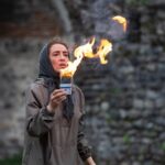 Pantea Panahiha Instagram - سلام چند وقته تو این وانفسا میخوام از چند نفر که بی چشم داشت و در نهایت مهر شخصی به من و گروه محترم گریم کمک کردند تا به طراحی سیامک احمدی عزیزم نزدیک بشیم تشکر کنم و نمیشد این تبلیغ نیست حداقل سپاسگزاری منه از کسایی نخواستن عکس تبلیغاتی براشون توی صفحه ام بزارم و به محدودیتهای من به عنوان بازیگر احترام کذاشتن نه اینکه تبلغ بد باشه مواجهه ما از روز‌ اول بر این اساس نبوده من دوست دارم دستمزد و هدیه ای به ادمها بابت لطف و هنر و کارشون پرداخت بشه اما این عزیزان همیشه من رو شرمنده ی سخاوت و بزرگ‌منش شون کردند! از عاطفه ی مهربون سرپرست آتیسا آکادمی برای فر موهام با مواد کاملن ارگانیک بدون اسیب و پرسناژ نازنیشون که با صبر و مهربونی من رو همراهی و از فر کردن هر روزه من و نازنین رو نجات دادند😅 @atisa.academy از مینا عزیزم و زهره ی مهربون در رشت و تهران که تحت هر شرایط نشدنی برای حفظ راکورد برای من مژه گذاشتند و مدام در ترمیمش همراهم بودند از وقتهای استراحتشون کذشتند و همیشه با مهر من رو پذیرفتن @myna_eyelash @extension.by.zohreh همینطور از عسل عرب زاده ی نازنین و سالن آرایش خاطره که موهامو به رنگ دلخواه مورد نظر در اوردن و بدلیل سفیدی موهام که نگه داشتنش رو سختتر میکرد و باز به دلیل پیچیدگی های وقتی و کاری و تهران نبودن لوکیشن فیلمبرداری هر ساعت از شبانه روز پذیرای من بودند با کمک و برنامه ریزی مروارید جانم @asalarabzadehh @khatereh___beautysalon @moredesign1 و در نهایت از نازنین عرفینژاد که در این چند ماه در کنار من و آفاق بود با ظرافت و ریزه کاری @nazanin.orfinejad ممنونم عرفی از سیامک عزیزم برای اصرارش به اجرای طرحی که برای افاق زده بود و راضی کردن من برای اجراش @siamakahmadii و از برزو نیکنژاد که پای خواسته اش ایستاد که آفاق رو به من بسپره که کیفی رو‌ تجربه کردم که تکرار نشدنیه 🙏🏼 @borzouniknejad این پست فقط مربوط به گریم افاقه چون لازم به ذکره تمام عوامل و گروه های این سریال برای من نمونه و خاص شدند از پشت صحنه و جلوی دوربین … ما هدفی مشترک داشتیم امیدوارم از دیدن این سریال لذت ببرید که بدون فکر نبوده و هدفمند جلو رفته در شرایطی که همه جیز در سخت ترین حالت برای نشدن ی شدن کارها پیش میره . بخشی از عکسها رو رضا نعت پور عزیز گرفته و بخشی اش برای حفظ راکورد صحنه هاس که خودم گرفتم #مرداب