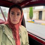 Pantea Panahiha Instagram - سلام چند وقته تو این وانفسا میخوام از چند نفر که بی چشم داشت و در نهایت مهر شخصی به من و گروه محترم گریم کمک کردند تا به طراحی سیامک احمدی عزیزم نزدیک بشیم تشکر کنم و نمیشد این تبلیغ نیست حداقل سپاسگزاری منه از کسایی نخواستن عکس تبلیغاتی براشون توی صفحه ام بزارم و به محدودیتهای من به عنوان بازیگر احترام کذاشتن نه اینکه تبلغ بد باشه مواجهه ما از روز‌ اول بر این اساس نبوده من دوست دارم دستمزد و هدیه ای به ادمها بابت لطف و هنر و کارشون پرداخت بشه اما این عزیزان همیشه من رو شرمنده ی سخاوت و بزرگ‌منش شون کردند! از عاطفه ی مهربون سرپرست آتیسا آکادمی برای فر موهام با مواد کاملن ارگانیک بدون اسیب و پرسناژ نازنیشون که با صبر و مهربونی من رو همراهی و از فر کردن هر روزه من و نازنین رو نجات دادند😅 @atisa.academy از مینا عزیزم و زهره ی مهربون در رشت و تهران که تحت هر شرایط نشدنی برای حفظ راکورد برای من مژه گذاشتند و مدام در ترمیمش همراهم بودند از وقتهای استراحتشون کذشتند و همیشه با مهر من رو پذیرفتن @myna_eyelash @extension.by.zohreh همینطور از عسل عرب زاده ی نازنین و سالن آرایش خاطره که موهامو به رنگ دلخواه مورد نظر در اوردن و بدلیل سفیدی موهام که نگه داشتنش رو سختتر میکرد و باز به دلیل پیچیدگی های وقتی و کاری و تهران نبودن لوکیشن فیلمبرداری هر ساعت از شبانه روز پذیرای من بودند با کمک و برنامه ریزی مروارید جانم @asalarabzadehh @khatereh___beautysalon @moredesign1 و در نهایت از نازنین عرفینژاد که در این چند ماه در کنار من و آفاق بود با ظرافت و ریزه کاری @nazanin.orfinejad ممنونم عرفی از سیامک عزیزم برای اصرارش به اجرای طرحی که برای افاق زده بود و راضی کردن من برای اجراش @siamakahmadii و از برزو نیکنژاد که پای خواسته اش ایستاد که آفاق رو به من بسپره که کیفی رو‌ تجربه کردم که تکرار نشدنیه 🙏🏼 @borzouniknejad این پست فقط مربوط به گریم افاقه چون لازم به ذکره تمام عوامل و گروه های این سریال برای من نمونه و خاص شدند از پشت صحنه و جلوی دوربین … ما هدفی مشترک داشتیم امیدوارم از دیدن این سریال لذت ببرید که بدون فکر نبوده و هدفمند جلو رفته در شرایطی که همه جیز در سخت ترین حالت برای نشدن ی شدن کارها پیش میره . بخشی از عکسها رو رضا نعت پور عزیز گرفته و بخشی اش برای حفظ راکورد صحنه هاس که خودم گرفتم #مرداب