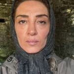 Pantea Panahiha Instagram - سلام چند وقته تو این وانفسا میخوام از چند نفر که بی چشم داشت و در نهایت مهر شخصی به من و گروه محترم گریم کمک کردند تا به طراحی سیامک احمدی عزیزم نزدیک بشیم تشکر کنم و نمیشد این تبلیغ نیست حداقل سپاسگزاری منه از کسایی نخواستن عکس تبلیغاتی براشون توی صفحه ام بزارم و به محدودیتهای من به عنوان بازیگر احترام کذاشتن نه اینکه تبلغ بد باشه مواجهه ما از روز‌ اول بر این اساس نبوده من دوست دارم دستمزد و هدیه ای به ادمها بابت لطف و هنر و کارشون پرداخت بشه اما این عزیزان همیشه من رو شرمنده ی سخاوت و بزرگ‌منش شون کردند! از عاطفه ی مهربون سرپرست آتیسا آکادمی برای فر موهام با مواد کاملن ارگانیک بدون اسیب و پرسناژ نازنیشون که با صبر و مهربونی من رو همراهی و از فر کردن هر روزه من و نازنین رو نجات دادند😅 @atisa.academy از مینا عزیزم و زهره ی مهربون در رشت و تهران که تحت هر شرایط نشدنی برای حفظ راکورد برای من مژه گذاشتند و مدام در ترمیمش همراهم بودند از وقتهای استراحتشون کذشتند و همیشه با مهر من رو پذیرفتن @myna_eyelash @extension.by.zohreh همینطور از عسل عرب زاده ی نازنین و سالن آرایش خاطره که موهامو به رنگ دلخواه مورد نظر در اوردن و بدلیل سفیدی موهام که نگه داشتنش رو سختتر میکرد و باز به دلیل پیچیدگی های وقتی و کاری و تهران نبودن لوکیشن فیلمبرداری هر ساعت از شبانه روز پذیرای من بودند با کمک و برنامه ریزی مروارید جانم @asalarabzadehh @khatereh___beautysalon @moredesign1 و در نهایت از نازنین عرفینژاد که در این چند ماه در کنار من و آفاق بود با ظرافت و ریزه کاری @nazanin.orfinejad ممنونم عرفی از سیامک عزیزم برای اصرارش به اجرای طرحی که برای افاق زده بود و راضی کردن من برای اجراش @siamakahmadii و از برزو نیکنژاد که پای خواسته اش ایستاد که آفاق رو به من بسپره که کیفی رو‌ تجربه کردم که تکرار نشدنیه 🙏🏼 @borzouniknejad این پست فقط مربوط به گریم افاقه چون لازم به ذکره تمام عوامل و گروه های این سریال برای من نمونه و خاص شدند از پشت صحنه و جلوی دوربین … ما هدفی مشترک داشتیم امیدوارم از دیدن این سریال لذت ببرید که بدون فکر نبوده و هدفمند جلو رفته در شرایطی که همه جیز در سخت ترین حالت برای نشدن ی شدن کارها پیش میره . بخشی از عکسها رو رضا نعت پور عزیز گرفته و بخشی اش برای حفظ راکورد صحنه هاس که خودم گرفتم #مرداب