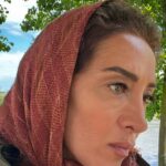 Pantea Panahiha Instagram - سلام چند وقته تو این وانفسا میخوام از چند نفر که بی چشم داشت و در نهایت مهر شخصی به من و گروه محترم گریم کمک کردند تا به طراحی سیامک احمدی عزیزم نزدیک بشیم تشکر کنم و نمیشد این تبلیغ نیست حداقل سپاسگزاری منه از کسایی نخواستن عکس تبلیغاتی براشون توی صفحه ام بزارم و به محدودیتهای من به عنوان بازیگر احترام کذاشتن نه اینکه تبلغ بد باشه مواجهه ما از روز‌ اول بر این اساس نبوده من دوست دارم دستمزد و هدیه ای به ادمها بابت لطف و هنر و کارشون پرداخت بشه اما این عزیزان همیشه من رو شرمنده ی سخاوت و بزرگ‌منش شون کردند! از عاطفه ی مهربون سرپرست آتیسا آکادمی برای فر موهام با مواد کاملن ارگانیک بدون اسیب و پرسناژ نازنیشون که با صبر و مهربونی من رو همراهی و از فر کردن هر روزه من و نازنین رو نجات دادند😅 @atisa.academy از مینا عزیزم و زهره ی مهربون در رشت و تهران که تحت هر شرایط نشدنی برای حفظ راکورد برای من مژه گذاشتند و مدام در ترمیمش همراهم بودند از وقتهای استراحتشون کذشتند و همیشه با مهر من رو پذیرفتن @myna_eyelash @extension.by.zohreh همینطور از عسل عرب زاده ی نازنین و سالن آرایش خاطره که موهامو به رنگ دلخواه مورد نظر در اوردن و بدلیل سفیدی موهام که نگه داشتنش رو سختتر میکرد و باز به دلیل پیچیدگی های وقتی و کاری و تهران نبودن لوکیشن فیلمبرداری هر ساعت از شبانه روز پذیرای من بودند با کمک و برنامه ریزی مروارید جانم @asalarabzadehh @khatereh___beautysalon @moredesign1 و در نهایت از نازنین عرفینژاد که در این چند ماه در کنار من و آفاق بود با ظرافت و ریزه کاری @nazanin.orfinejad ممنونم عرفی از سیامک عزیزم برای اصرارش به اجرای طرحی که برای افاق زده بود و راضی کردن من برای اجراش @siamakahmadii و از برزو نیکنژاد که پای خواسته اش ایستاد که آفاق رو به من بسپره که کیفی رو‌ تجربه کردم که تکرار نشدنیه 🙏🏼 @borzouniknejad این پست فقط مربوط به گریم افاقه چون لازم به ذکره تمام عوامل و گروه های این سریال برای من نمونه و خاص شدند از پشت صحنه و جلوی دوربین … ما هدفی مشترک داشتیم امیدوارم از دیدن این سریال لذت ببرید که بدون فکر نبوده و هدفمند جلو رفته در شرایطی که همه جیز در سخت ترین حالت برای نشدن ی شدن کارها پیش میره . بخشی از عکسها رو رضا نعت پور عزیز گرفته و بخشی اش برای حفظ راکورد صحنه هاس که خودم گرفتم #مرداب