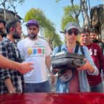 Pantea Panahiha Instagram - سلام چند وقته تو این وانفسا میخوام از چند نفر که بی چشم داشت و در نهایت مهر شخصی به من و گروه محترم گریم کمک کردند تا به طراحی سیامک احمدی عزیزم نزدیک بشیم تشکر کنم و نمیشد این تبلیغ نیست حداقل سپاسگزاری منه از کسایی نخواستن عکس تبلیغاتی براشون توی صفحه ام بزارم و به محدودیتهای من به عنوان بازیگر احترام کذاشتن نه اینکه تبلغ بد باشه مواجهه ما از روز‌ اول بر این اساس نبوده من دوست دارم دستمزد و هدیه ای به ادمها بابت لطف و هنر و کارشون پرداخت بشه اما این عزیزان همیشه من رو شرمنده ی سخاوت و بزرگ‌منش شون کردند! از عاطفه ی مهربون سرپرست آتیسا آکادمی برای فر موهام با مواد کاملن ارگانیک بدون اسیب و پرسناژ نازنیشون که با صبر و مهربونی من رو همراهی و از فر کردن هر روزه من و نازنین رو نجات دادند😅 @atisa.academy از مینا عزیزم و زهره ی مهربون در رشت و تهران که تحت هر شرایط نشدنی برای حفظ راکورد برای من مژه گذاشتند و مدام در ترمیمش همراهم بودند از وقتهای استراحتشون کذشتند و همیشه با مهر من رو پذیرفتن @myna_eyelash @extension.by.zohreh همینطور از عسل عرب زاده ی نازنین و سالن آرایش خاطره که موهامو به رنگ دلخواه مورد نظر در اوردن و بدلیل سفیدی موهام که نگه داشتنش رو سختتر میکرد و باز به دلیل پیچیدگی های وقتی و کاری و تهران نبودن لوکیشن فیلمبرداری هر ساعت از شبانه روز پذیرای من بودند با کمک و برنامه ریزی مروارید جانم @asalarabzadehh @khatereh___beautysalon @moredesign1 و در نهایت از نازنین عرفینژاد که در این چند ماه در کنار من و آفاق بود با ظرافت و ریزه کاری @nazanin.orfinejad ممنونم عرفی از سیامک عزیزم برای اصرارش به اجرای طرحی که برای افاق زده بود و راضی کردن من برای اجراش @siamakahmadii و از برزو نیکنژاد که پای خواسته اش ایستاد که آفاق رو به من بسپره که کیفی رو‌ تجربه کردم که تکرار نشدنیه 🙏🏼 @borzouniknejad این پست فقط مربوط به گریم افاقه چون لازم به ذکره تمام عوامل و گروه های این سریال برای من نمونه و خاص شدند از پشت صحنه و جلوی دوربین … ما هدفی مشترک داشتیم امیدوارم از دیدن این سریال لذت ببرید که بدون فکر نبوده و هدفمند جلو رفته در شرایطی که همه جیز در سخت ترین حالت برای نشدن ی شدن کارها پیش میره . بخشی از عکسها رو رضا نعت پور عزیز گرفته و بخشی اش برای حفظ راکورد صحنه هاس که خودم گرفتم #مرداب