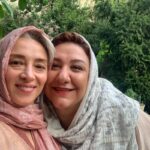 Pantea Panahiha Instagram - اکران «جوجه تیغی» از نیمه دوم مهر اولین فیلم مستانه مهاجر در راه سینماها . فیلم کمدی «جوجه تیغی» به کارگردانی مستانه مهاجر از نیمه دوم مهر اکرانش را در سینماها آغاز می کند.این فیلم ماجرایی طنز از زندگی ناخواسته یک جوان متعصب‌ را روایت می‌کند که پیشنهادی عجیب، گذشته و آینده‌‌ او را تحت تاثیر قرار می‌دهد و از سوی دیگر ماجراهای زنی که می‌خواهد اولین رئیس جمهور زن ایران شود. . «جوجه تیغی» با بازی حامد کمیلی ، پانته‌آ پناهی‌ها،، هادی کاظمی، آناهیتا درگاهی ، نازنین بیاتی ، پژمان بازغی ، هومن برق‌نورد، نگار فروزنده، مهراب قاسم‌خانی، امید روحانی، مهتاب ثروتی، آیدا ماهیانی، صحر اسدالهی و... از پربازیگر‌ترین فیلم‌های امسال سینماهاست و پیش‌بینی می‌شود در جمع پرفروش‌های گیشه قرار بگیرد. . مستانه مهاجر طی سالهای فعالیتش تدوین ده‌ها فیلم‌سینمایی از نام‌های سرشناس سینمای ایران را برعهده داشته او همچنین به عنوان تهیه‌کننده، آثاری چون «اسرافیل» و «جاده خاکی» را تولید کرده. «جوجه تیغی» اولین فیلم مستانه مهاجر در مقام کارگردان است که توسط فیلمیران در سینماهای کشور اکران میشود.