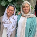 Pantea Panahiha Instagram - چقدر بلند بلند از ته دل ریسه رفتیم، چقدر خندیدیم و نگاه کردیم… چه گریه ها با هم کردیم، چقدر همدیگرو بغل کردیم و دلداری دادیم، با هم بزرگ شدیم، با هم زندگی کردیم، قهر و اشتی های یواشکی و تو دلی، جوری که حتی دو خواهر شاید با هم نکرده باشن ،،، مهم نیست که گاهی حتی همرو نمی بینیم چیزی که وصله بینمون خیلی قوی تر از دیدن بوده و هست. به دنیا اومدنت برام مبارکه مستانه عزیزم به اندازه ی تمام نگاههایی که بینمون رد و بدل شده و فکرای نزده ای که از سرمون عبور کرده برات ارامش و خوشی و سلامتی ارزو میکنم که لایق بهترینهایی تولدت مبارک مهااااجر 🤍🤍🤍🤍 یه عکس لای عکساست که چون مال قدیماس همیشه تو عکسای من و مستانه میزارم که یادمون بیاد! اگه کسی رو تو عکس بغل کردم از برادر نداشته نزدیک ترمه پس کسی یهو جوگیر نشه فامیلیامونم یکیه و چون مهمه گذاشتم یادآور روزهای عجیبیه هم برای من هم مستانه!