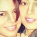 Pantea Panahiha Instagram - چقدر بلند بلند از ته دل ریسه رفتیم، چقدر خندیدیم و نگاه کردیم… چه گریه ها با هم کردیم، چقدر همدیگرو بغل کردیم و دلداری دادیم، با هم بزرگ شدیم، با هم زندگی کردیم، قهر و اشتی های یواشکی و تو دلی، جوری که حتی دو خواهر شاید با هم نکرده باشن ،،، مهم نیست که گاهی حتی همرو نمی بینیم چیزی که وصله بینمون خیلی قوی تر از دیدن بوده و هست. به دنیا اومدنت برام مبارکه مستانه عزیزم به اندازه ی تمام نگاههایی که بینمون رد و بدل شده و فکرای نزده ای که از سرمون عبور کرده برات ارامش و خوشی و سلامتی ارزو میکنم که لایق بهترینهایی تولدت مبارک مهااااجر 🤍🤍🤍🤍 یه عکس لای عکساست که چون مال قدیماس همیشه تو عکسای من و مستانه میزارم که یادمون بیاد! اگه کسی رو تو عکس بغل کردم از برادر نداشته نزدیک ترمه پس کسی یهو جوگیر نشه فامیلیامونم یکیه و چون مهمه گذاشتم یادآور روزهای عجیبیه هم برای من هم مستانه!
