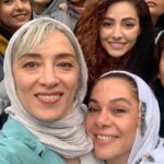 Pantea Panahiha Instagram - چقدر بلند بلند از ته دل ریسه رفتیم، چقدر خندیدیم و نگاه کردیم… چه گریه ها با هم کردیم، چقدر همدیگرو بغل کردیم و دلداری دادیم، با هم بزرگ شدیم، با هم زندگی کردیم، قهر و اشتی های یواشکی و تو دلی، جوری که حتی دو خواهر شاید با هم نکرده باشن ،،، مهم نیست که گاهی حتی همرو نمی بینیم چیزی که وصله بینمون خیلی قوی تر از دیدن بوده و هست. به دنیا اومدنت برام مبارکه مستانه عزیزم به اندازه ی تمام نگاههایی که بینمون رد و بدل شده و فکرای نزده ای که از سرمون عبور کرده برات ارامش و خوشی و سلامتی ارزو میکنم که لایق بهترینهایی تولدت مبارک مهااااجر 🤍🤍🤍🤍 یه عکس لای عکساست که چون مال قدیماس همیشه تو عکسای من و مستانه میزارم که یادمون بیاد! اگه کسی رو تو عکس بغل کردم از برادر نداشته نزدیک ترمه پس کسی یهو جوگیر نشه فامیلیامونم یکیه و چون مهمه گذاشتم یادآور روزهای عجیبیه هم برای من هم مستانه!