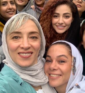 Pantea Panahiha Instagram - چقدر بلند بلند از ته دل ریسه رفتیم،
چقدر خندیدیم و نگاه کردیم…
چه گریه ها با هم کردیم، 
چقدر همدیگرو بغل کردیم و دلداری دادیم،
با هم بزرگ شدیم، با هم زندگی کردیم، قهر و اشتی های یواشکی و تو دلی، جوری که حتی دو خواهر شاید با هم نکرده باشن ،،، مهم نیست که گاهی حتی همرو نمی بینیم چیزی  که وصله بینمون خیلی قوی تر از دیدن بوده و هست. 
به دنیا اومدنت برام مبارکه مستانه عزیزم به اندازه ی تمام نگاههایی که بینمون رد و بدل شده و فکرای نزده ای که از سرمون عبور کرده برات ارامش و خوشی و سلامتی ارزو میکنم که لایق بهترینهایی 
تولدت مبارک مهااااجر
🤍🤍🤍🤍

یه عکس لای عکساست که چون مال قدیماس همیشه تو عکسای من و مستانه میزارم که یادمون بیاد!
اگه کسی رو تو عکس بغل کردم از برادر نداشته نزدیک ترمه پس کسی یهو جوگیر نشه فامیلیامونم یکیه و چون مهمه گذاشتم یادآور روزهای عجیبیه هم برای من هم مستانه!