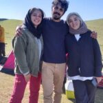Pantea Panahiha Instagram - چقدر بلند بلند از ته دل ریسه رفتیم، چقدر خندیدیم و نگاه کردیم… چه گریه ها با هم کردیم، چقدر همدیگرو بغل کردیم و دلداری دادیم، با هم بزرگ شدیم، با هم زندگی کردیم، قهر و اشتی های یواشکی و تو دلی، جوری که حتی دو خواهر شاید با هم نکرده باشن ،،، مهم نیست که گاهی حتی همرو نمی بینیم چیزی که وصله بینمون خیلی قوی تر از دیدن بوده و هست. به دنیا اومدنت برام مبارکه مستانه عزیزم به اندازه ی تمام نگاههایی که بینمون رد و بدل شده و فکرای نزده ای که از سرمون عبور کرده برات ارامش و خوشی و سلامتی ارزو میکنم که لایق بهترینهایی تولدت مبارک مهااااجر 🤍🤍🤍🤍 یه عکس لای عکساست که چون مال قدیماس همیشه تو عکسای من و مستانه میزارم که یادمون بیاد! اگه کسی رو تو عکس بغل کردم از برادر نداشته نزدیک ترمه پس کسی یهو جوگیر نشه فامیلیامونم یکیه و چون مهمه گذاشتم یادآور روزهای عجیبیه هم برای من هم مستانه!