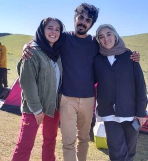 Pantea Panahiha Instagram - چقدر بلند بلند از ته دل ریسه رفتیم،
چقدر خندیدیم و نگاه کردیم…
چه گریه ها با هم کردیم، 
چقدر همدیگرو بغل کردیم و دلداری دادیم،
با هم بزرگ شدیم، با هم زندگی کردیم، قهر و اشتی های یواشکی و تو دلی، جوری که حتی دو خواهر شاید با هم نکرده باشن ،،، مهم نیست که گاهی حتی همرو نمی بینیم چیزی  که وصله بینمون خیلی قوی تر از دیدن بوده و هست. 
به دنیا اومدنت برام مبارکه مستانه عزیزم به اندازه ی تمام نگاههایی که بینمون رد و بدل شده و فکرای نزده ای که از سرمون عبور کرده برات ارامش و خوشی و سلامتی ارزو میکنم که لایق بهترینهایی 
تولدت مبارک مهااااجر
🤍🤍🤍🤍

یه عکس لای عکساست که چون مال قدیماس همیشه تو عکسای من و مستانه میزارم که یادمون بیاد!
اگه کسی رو تو عکس بغل کردم از برادر نداشته نزدیک ترمه پس کسی یهو جوگیر نشه فامیلیامونم یکیه و چون مهمه گذاشتم یادآور روزهای عجیبیه هم برای من هم مستانه!