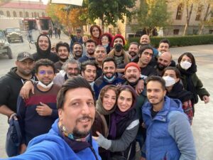 Pantea Panahiha Instagram - تینای خاتون برای من فراتر از خاتونه. خاتون کار بسیار سختی بود که با درایت و صبوری روح بزرگت ساخته شد با همه ی سنگ انداختنها و طمعها و بد قولیها و  بی معرفتی هایی که غافلگیریهای  خودش رو داشت اما گذروندی و گذشت. مطمئنم ازت که به نیمه ی پر لیوان همیشه نگاه کردی و درسای بزرگتو گرفتی، همه ی اینا میشه انرژی و انگیزه برای قدمهای بعدیت که جز رشد و توسعه چیز دیگه ای برات نداره بس که قشنگ به همه چی نگاه میکنی! 
خاتون که تموم شد با هزار حرف و حال نگفته ،
اما چه چیزی مهمتر از تولد و وجود گوهر نابی مثل تو!
تینای خاتون و خانوم من 
تینای رفیق و عزیز من 
تینای پاره تنم 
خواهرم 
با تو به هیچ نگفتنی فکر نمیکنم که راحت ترینی برای شنیدن 
مانا بمونی برای من و ما که در تاریخ موندگار شدی برای ایران .
جسارتت، ایمانت و صبوریت و پشتکارتو سر لوحم قرار میدم برای ادامه ی زندگی !
کنار تو میشه راحت ترین بود 
بابت وجود نازنینت  و هنر خلاقانت ازت ممنونم 
تولدت مبارک تینای قشنگ
عکس گوهر و خالقش روز اخر فیلمبرداری نقش خاتون و در ادامه ۲ عکس دیگه از گروه نازنین که خوش بودند تا روز اخر سر کار که بخاطر وجود نازنین توئه! 

#خاتون #تیناپاکروان
