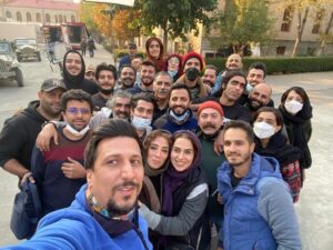 Pantea Panahiha Instagram - تینای خاتون برای من فراتر از خاتونه. خاتون کار بسیار سختی بود که با درایت و صبوری روح بزرگت ساخته شد با همه ی سنگ انداختنها و طمعها و بد قولیها و  بی معرفتی هایی که غافلگیریهای  خودش رو داشت اما گذروندی و گذشت. مطمئنم ازت که به نیمه ی پر لیوان همیشه نگاه کردی و درسای بزرگتو گرفتی، همه ی اینا میشه انرژی و انگیزه برای قدمهای بعدیت که جز رشد و توسعه چیز دیگه ای برات نداره بس که قشنگ به همه چی نگاه میکنی! 
خاتون که تموم شد با هزار حرف و حال نگفته ،
اما چه چیزی مهمتر از تولد و وجود گوهر نابی مثل تو!
تینای خاتون و خانوم من 
تینای رفیق و عزیز من 
تینای پاره تنم 
خواهرم 
با تو به هیچ نگفتنی فکر نمیکنم که راحت ترینی برای شنیدن 
مانا بمونی برای من و ما که در تاریخ موندگار شدی برای ایران .
جسارتت، ایمانت و صبوریت و پشتکارتو سر لوحم قرار میدم برای ادامه ی زندگی !
کنار تو میشه راحت ترین بود 
بابت وجود نازنینت  و هنر خلاقانت ازت ممنونم 
تولدت مبارک تینای قشنگ
عکس گوهر و خالقش روز اخر فیلمبرداری نقش خاتون و در ادامه ۲ عکس دیگه از گروه نازنین که خوش بودند تا روز اخر سر کار که بخاطر وجود نازنین توئه! 

#خاتون #تیناپاکروان
