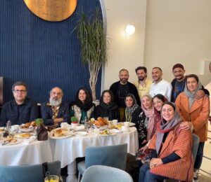 Pantea Panahiha Instagram - ما با هم در این/جا و آن/جا خوشیم .
@injamasterclass 
@latelierdeshahrzad 
سخت بود ننویسم که این جمع رو به چه قشنگی کنار هم جمع کردی صابر دردونه ی عزیز با یک نامه که جاش توی این عکسا خالیه و تو  بلدی خوب غافلگیر کنی و چقدر میچسبه همیشه ! 
ممنون ازت که کنار مایی و برای ما لحظه های ناب زیادی میسازی و همهی اینا بخاطر وجود توئه🤍
@saberabar saberabar