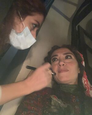 Pantea Panahiha Instagram - زهرا جانم دختر صبور و عزیز با گوهری 
به یاد روزها و شبهای خاتون 🤗
جای تینا خانوم که سر صحنه است خالیه 🤍
#خاتون  #پانته_آ_پناهیها #زهرافردی_پور #گریم #روز_گریم_مبارک