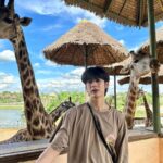 Pao Piched Jongjaihan Instagram - 🐒 ลิงน้อยกับนีราฟ 🦒 . 📸 : @aum.chld