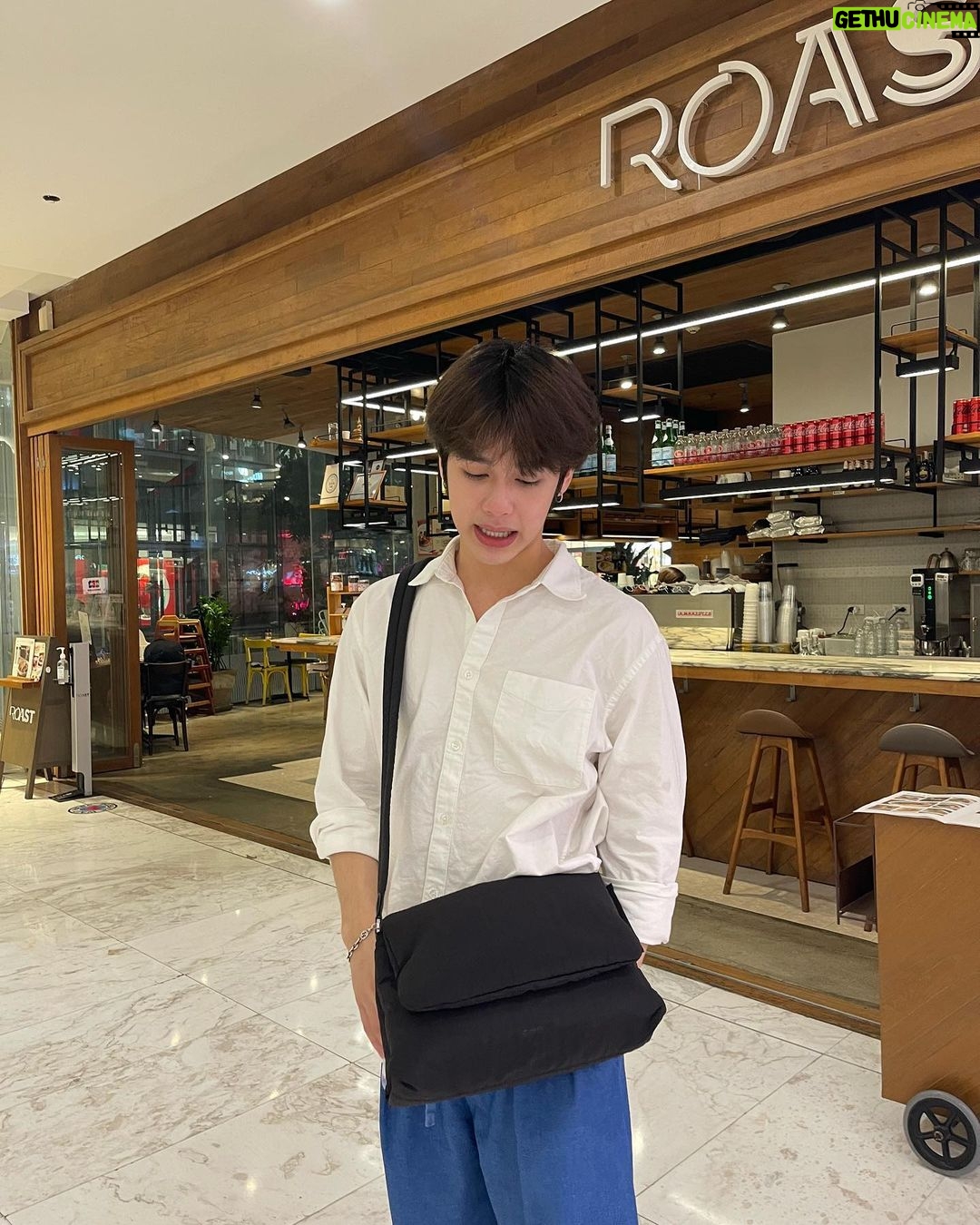 Pao Piched Jongjaihan Instagram - @standoil.th @standoil กระเป๋าทรงน่ารักๆ ลองไปดูกันนะงับ 😜 ⬜️⬛️🟦 . 📸 : @drizzleploy 💙
