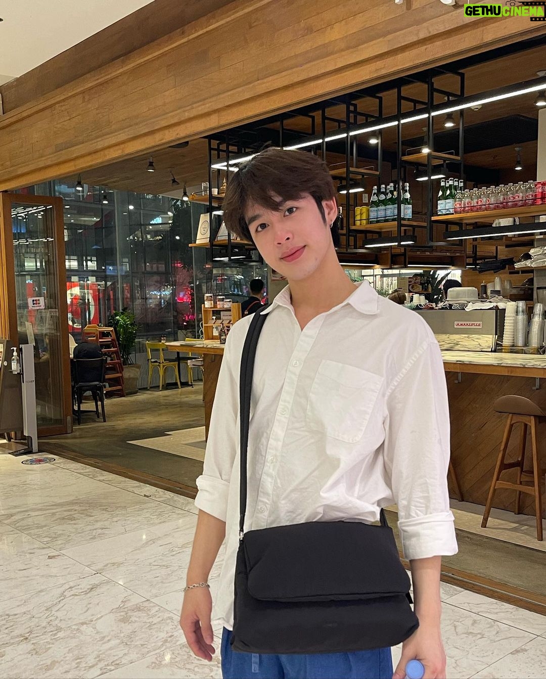 Pao Piched Jongjaihan Instagram - @standoil.th @standoil กระเป๋าทรงน่ารักๆ ลองไปดูกันนะงับ 😜 ⬜️⬛️🟦 . 📸 : @drizzleploy 💙